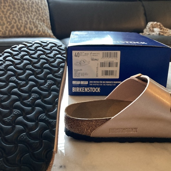 These are super cute Birkenstocks, Arizona style copper color, Size 40. Like new - Picture 2 of 7